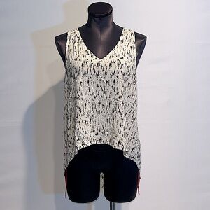 Forever 21 Off-White & Black Pattern Hi-Lo V-Neck Tank!